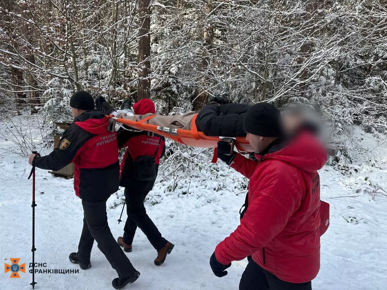 На Прикарпатті рятувальники допомогли травмованому туристу біля скель Довбуша