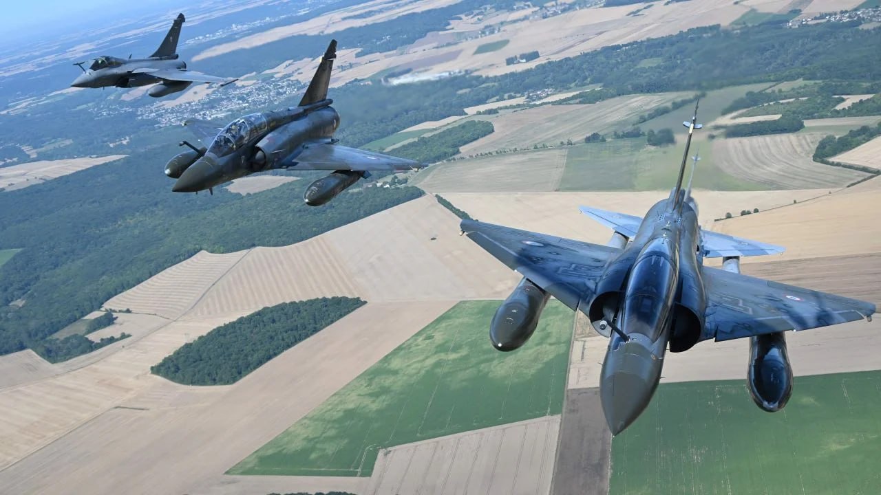 Перші французькі винищувачі Mirage 2000 прибули до України