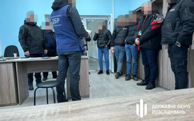 За матеріалами ДБР судитимуть трьох посадовців з Буковини, які покривали контрабанду електронних цигарок