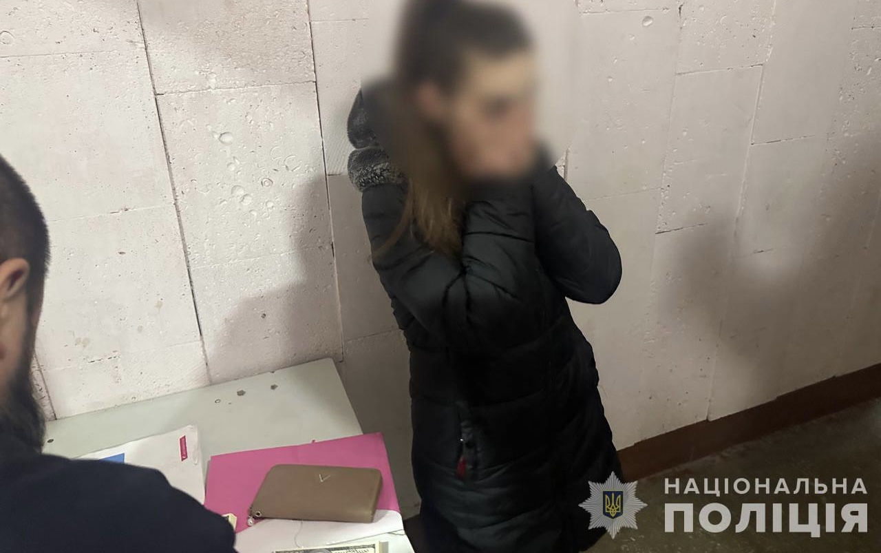 Продала власну дитину за 20 тисяч доларів: у Харкові поліцейські затримали матір
