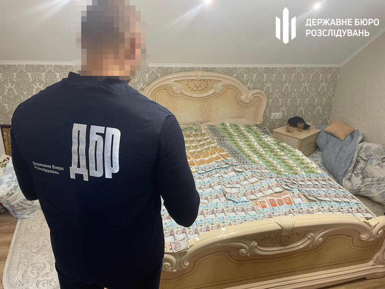 Працівники ДБР затримали інструктора відділення рекрутингу Мукачівського РТЦК та СП