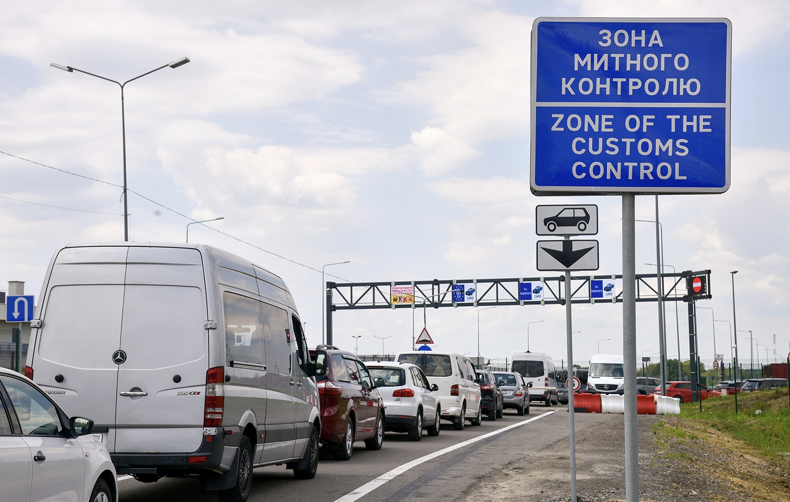 Уряд закрив систему "Шлях" для водіїв, що перевозять гуманітарні та медичні вантажі