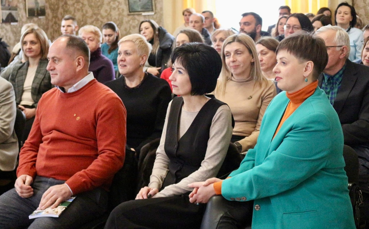 Станіславський ліквідовує гімназію імені Михайла Грушевського та школу в селі Шепарівці