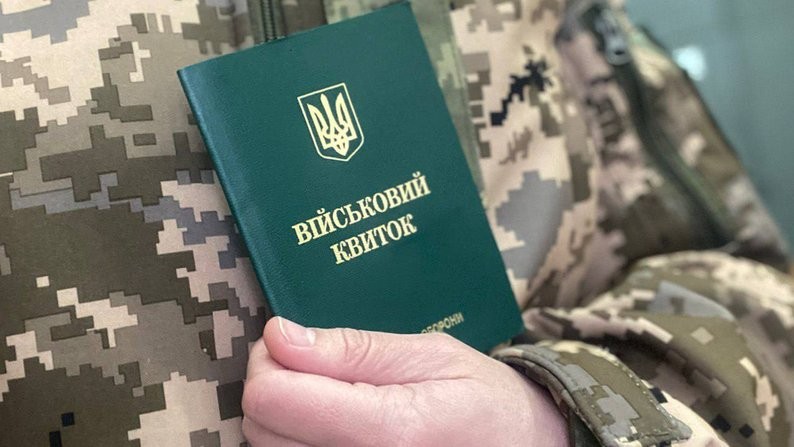 Військовозобов’язаних чоловіків за кордоном братимуть на облік ТЦК дистанційно — новий порядок від Кабміну