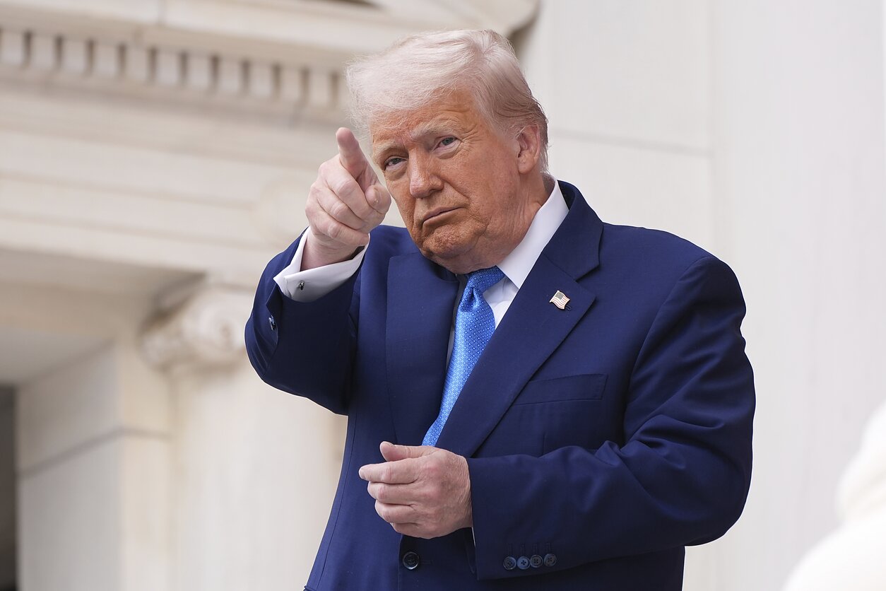 Трамп несподівано змінив позицію щодо України: США передадуть більше зброї