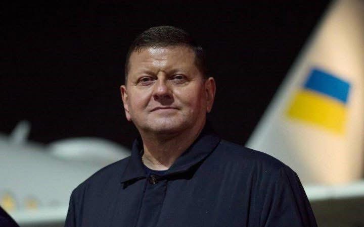 Залужний залишив без відповіді дзвінок з Вашингтона та пообіцяв не критикувати Зеленського під час війни — The Guardian