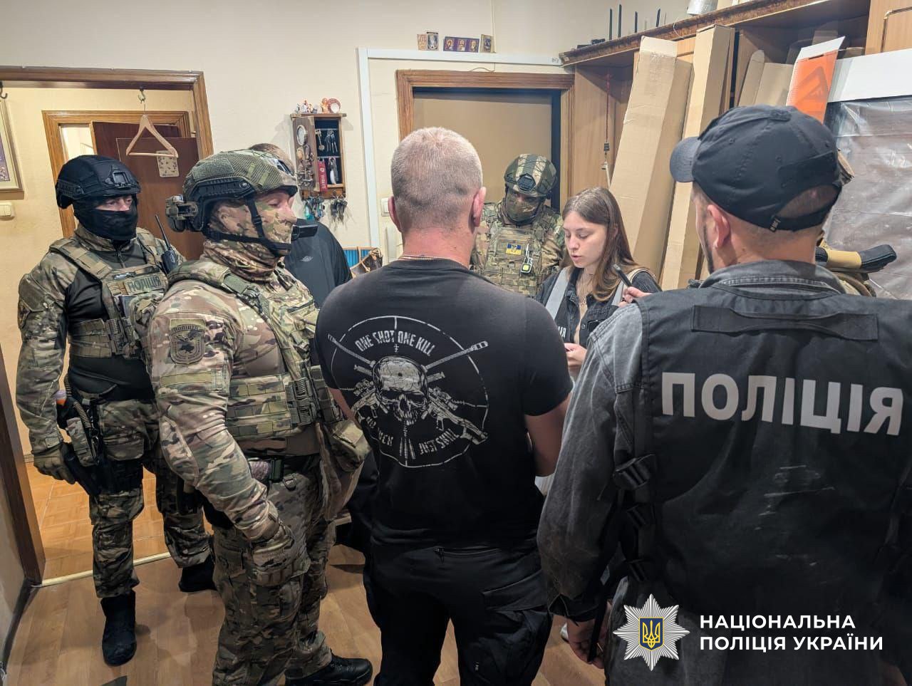 Поліція провела понад 150 одночасних обшуків у справі нелегального переправлення осіб через кордон